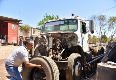 Salvador Alvarado trabaja en la rehabilitación total de un camión recolector de basura