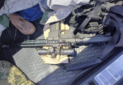 Tras un reporte al 911, SEDENA, Guardia Nacional y PEP Sinaloa aseguran armamento de uso exclusivo y vehículos, uno de ellos blindado<br>