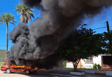 Se incendia vehículo en pleno centro de Guamúchil; no hay lesionados