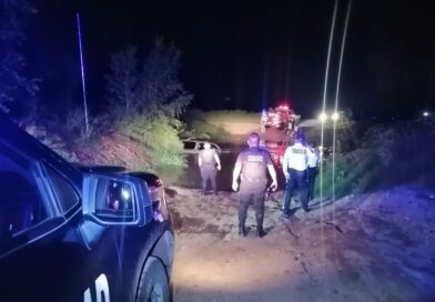 Autoridades rescatan a conductor atrapado en río en Angostura