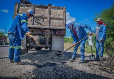 Avanzan trabajos de bacheo en el bulevar Leonismo Internacional en Salvador Alvarado