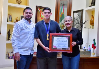 Dagoberto Espinoza, tricampeón con el América, es reconocido por Guadalupe López en Salvador Alvarado