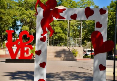 La Plazuela Municipal de Salvador Alvarado se llena de amor y amistad con paradores fotográficos