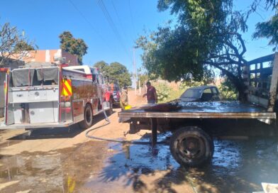 Se incendia camioneta en taller de carrocería en La Unión, Angostura