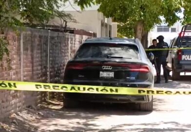 Abandonan vehículo con impactos de bala en callejón de la colonia Benito Juárez, en Guamúchil