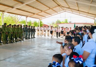 Lupita López reafirma compromiso con la niñez y la educación en el Lunes Cívico de El Taballal