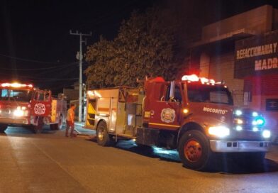 Se incendia camioneta cargada de carbón dentro de una ferretería en Mocorito