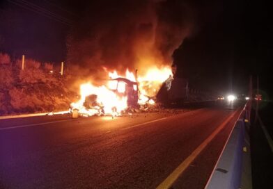 Trailer cargado con mango se incendia en la autopista, Benito Juárez