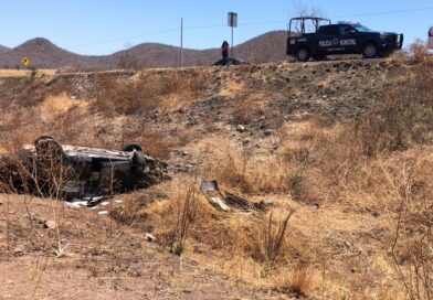 Adulto mayor se sale de la carretera y vuelca su auto en El Guadare, Mocorito