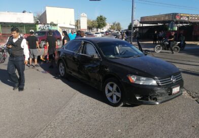 Chocan moto y auto en Guamúchil; hay dos jóvenes lesionados de gravedad
