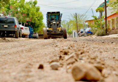 Supervisa Lupita López el motoconformado de terracerías en colonias y comunidades de Salvador Alvarado