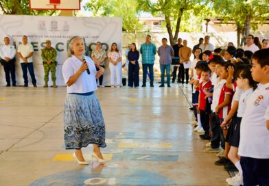 Lupita López González acerca el lunes cívico a la primaria Justo Sierra de la colonia San Pedro<br>